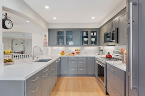 Kylskåp, mikrovågsugn, ugn och spishäll