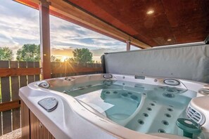 Outdoor spa tub - Teton Homestead: Ski Targhee w/ Hot Tub & Views (Tetonia)