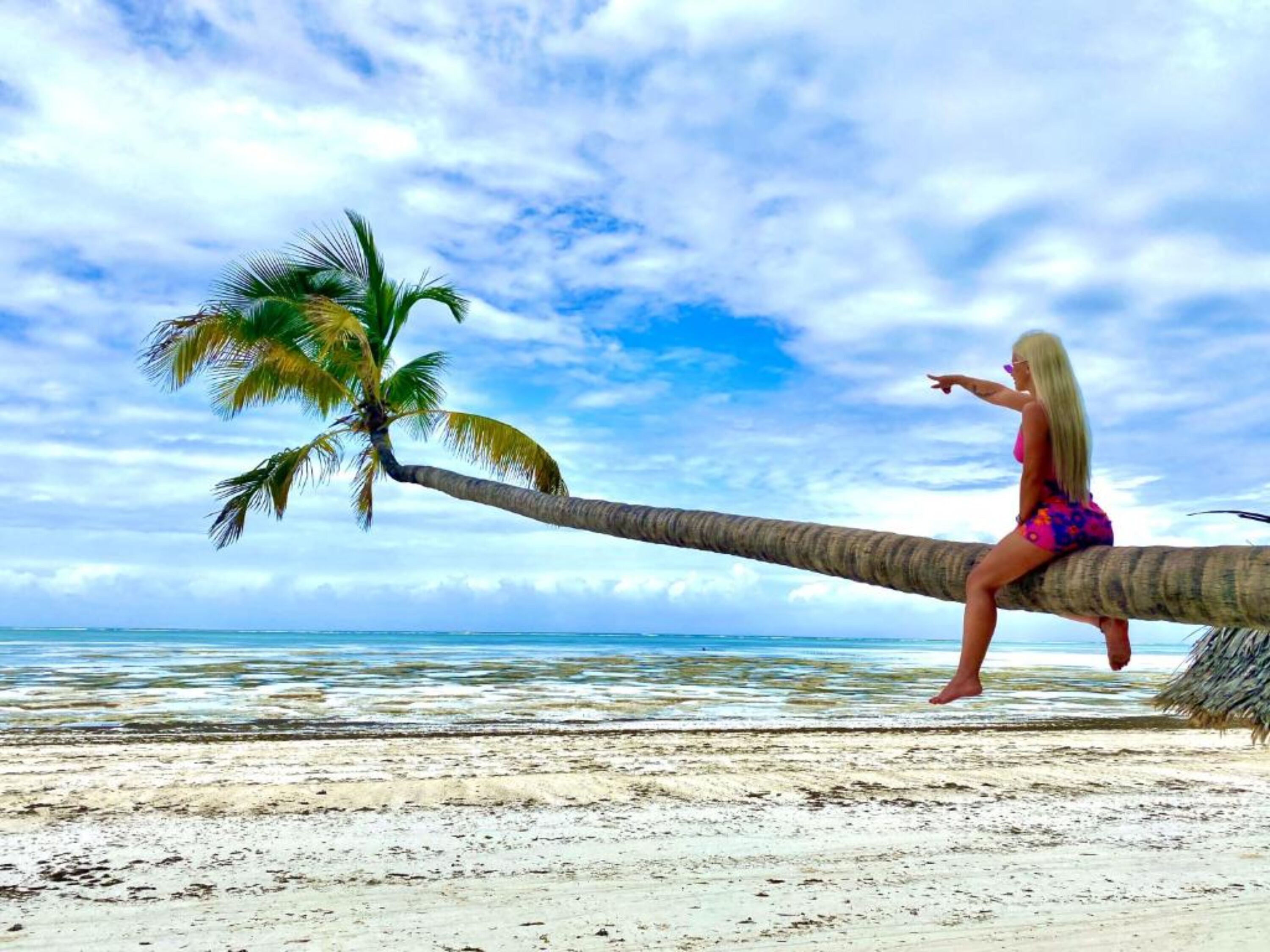 Beach nearby, white sand, sun-loungers, beach umbrellas