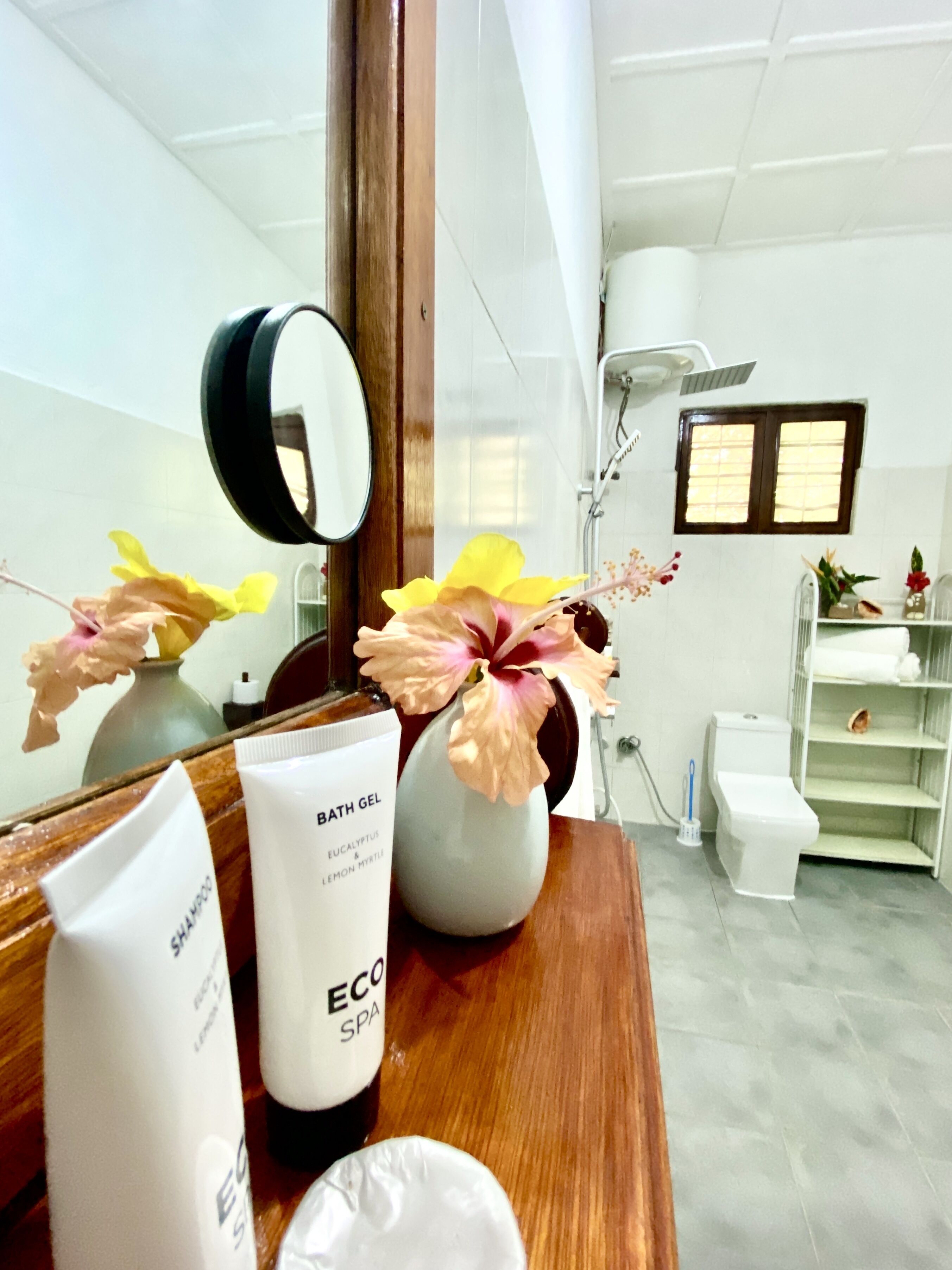 Kamar Double Deluks | Kamar mandi | Shower, pancuran hujan, perlengkapan mandi gratis, dan sandal