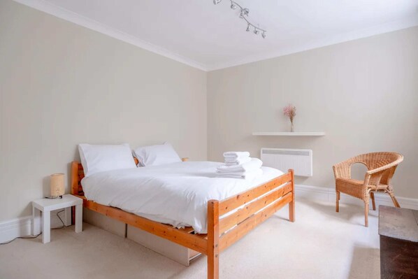 Basic Apartment, 1 Double Bed | 1 bedroom, laptop workspace, iron/ironing board, bed sheets - Lovely 1 Bedroom With Patio - 10 Mins From Hyde Park (London)