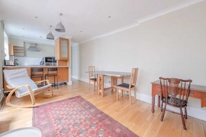 Basic Apartment, 1 Double Bed | Dining - Lovely 1 Bedroom With Patio - 10 Mins From Hyde Park (London)