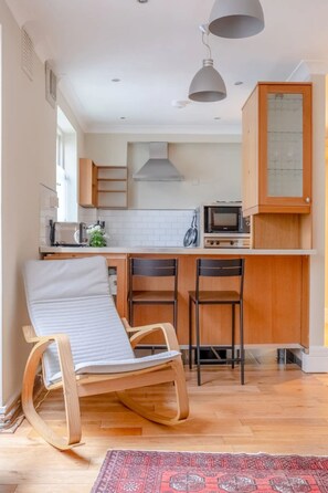 Appartement, 1 lit double | Cuisine privée | Réfrigérateur, micro-ondes, four, plaque de cuisson