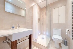 Departamento básico, 1 cama matrimonial | Baño | Regadera, secadora de cabello, toallas, jabón 