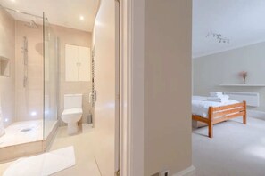 Basic Apartment, 1 Double Bed | Bathroom | Shower, hair dryer, towels, soap - Lovely 1 Bedroom With Patio - 10 Mins From Hyde Park (London)