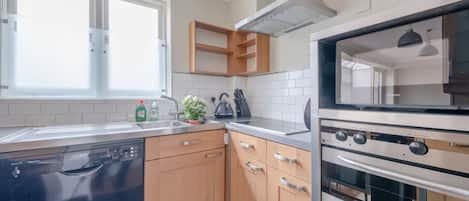 Basic Apartment, 1 Double Bed | Private kitchen