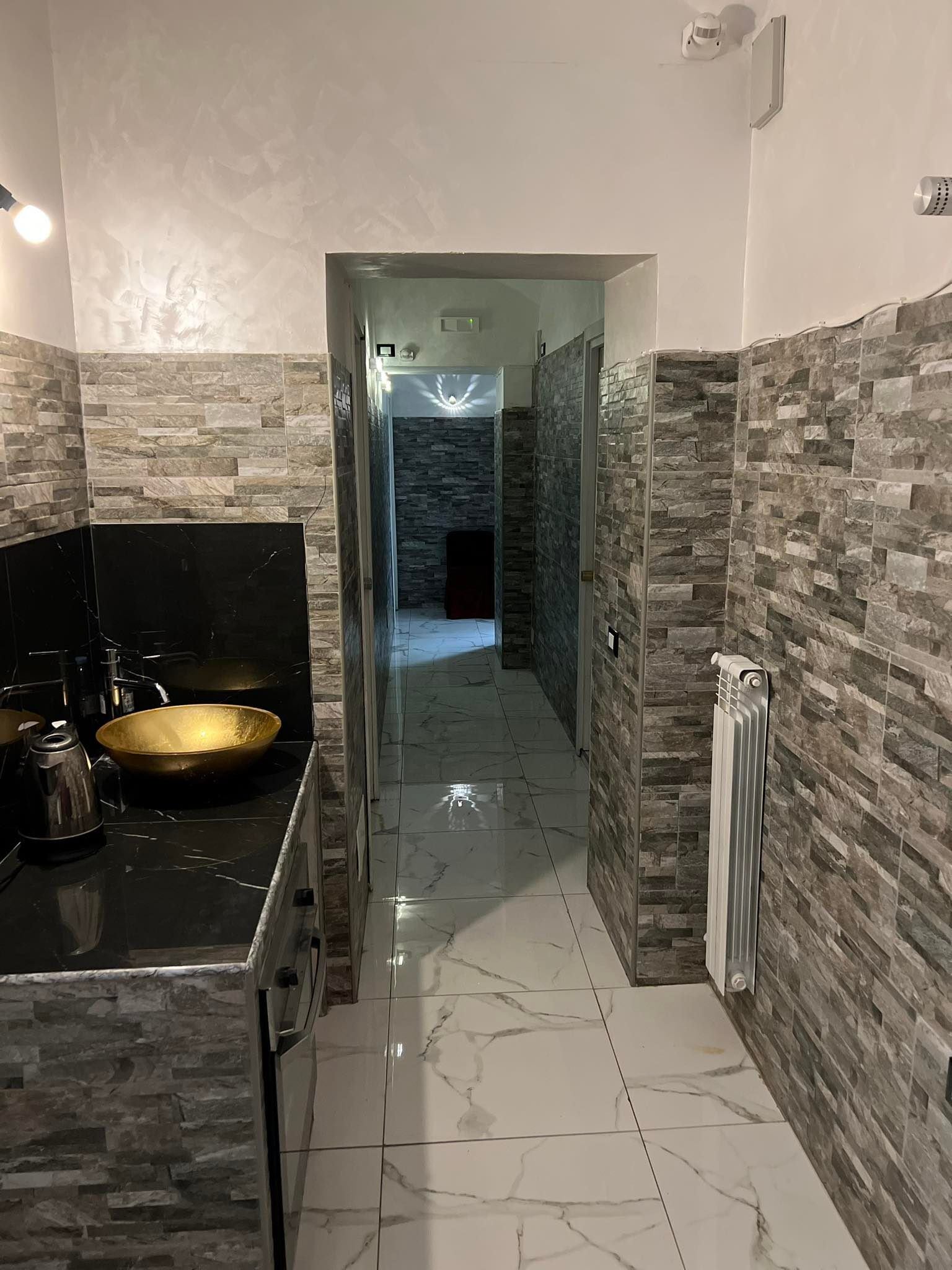 Douche à « effet pluie », serviettes fournies