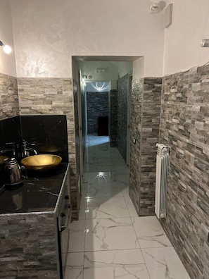 Douche à « effet pluie », serviettes fournies