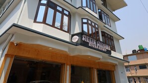 A multi-story hotel with a sign reading "Sikim Sarovar Hotel & Restro." - Sikkim Sarovar (Namchi)