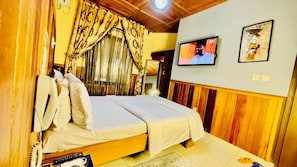 Royal Room | Egyptian cotton sheets, premium bedding, down duvets, Tempur-Pedic beds - MARVEL HOTEL BUEA (Buea)