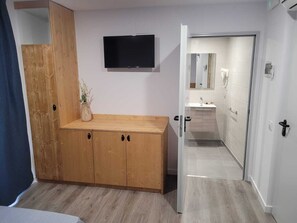Individually decorated, individually furnished, soundproofing, free WiFi - Malva Hostel (Torroella de Montgrí)