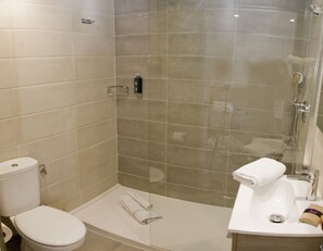 Douche, articles de toilette gratuits, sèche-cheveux