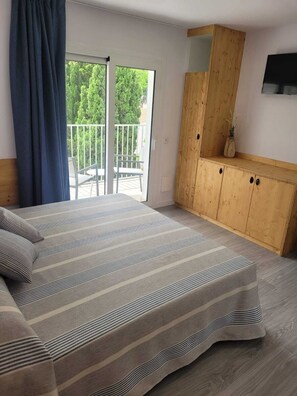 Double Room | Individually decorated, individually furnished, soundproofing, free WiFi