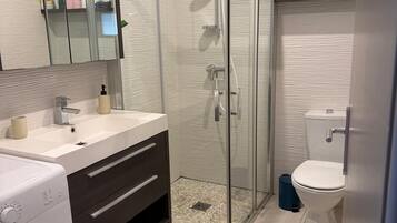 Regadera, toallas, papel de baño