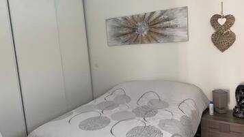 1 bedroom, bed sheets