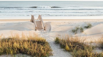 En la playa, camastros y toallas de playa