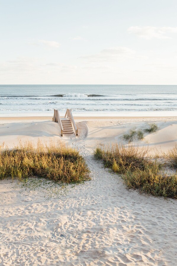 Plage, chaises longues, serviettes de plage