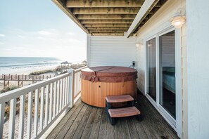 Terrace/patio - BEACHFRONT HOT TUB GAMEROOM 2KINGS (North Topsail Beach)