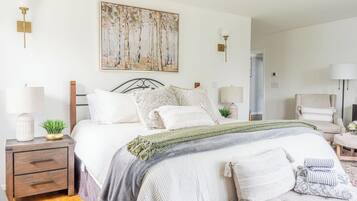 4 habitaciones, escritorio y tabla de planchar con plancha