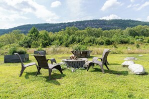 Property grounds - Yuzu-stunning mountain views family home with a hot tub and a camper, sleeps 15 (Gardiner)