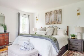 4 bedrooms, desk, iron/ironing board, travel cot - Yuzu-stunning mountain views family home with a hot tub and a camper, sleeps 15 (Gardiner)