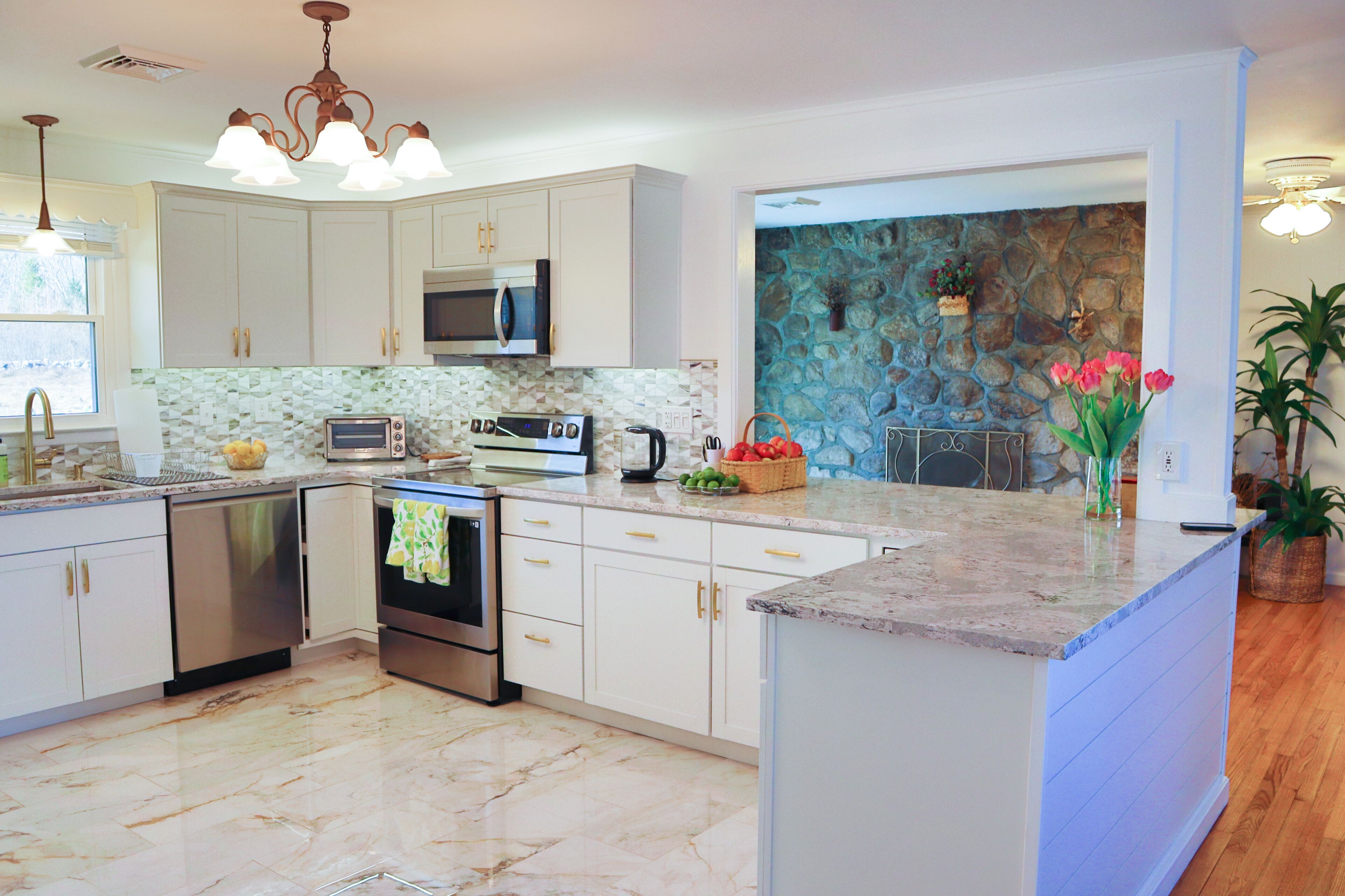 The Yuzu- stunning mountain retreat with hot tub!