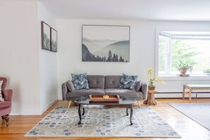 Smart TV, books - Yuzu-stunning mountain views family home with a hot tub and a camper, sleeps 15 (Gardiner)