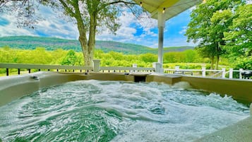 Tina de hidromasaje al aire libre