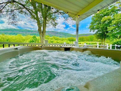 Yuzu-stunning mountain views family home with a hot tub and a camper, sleeps 15