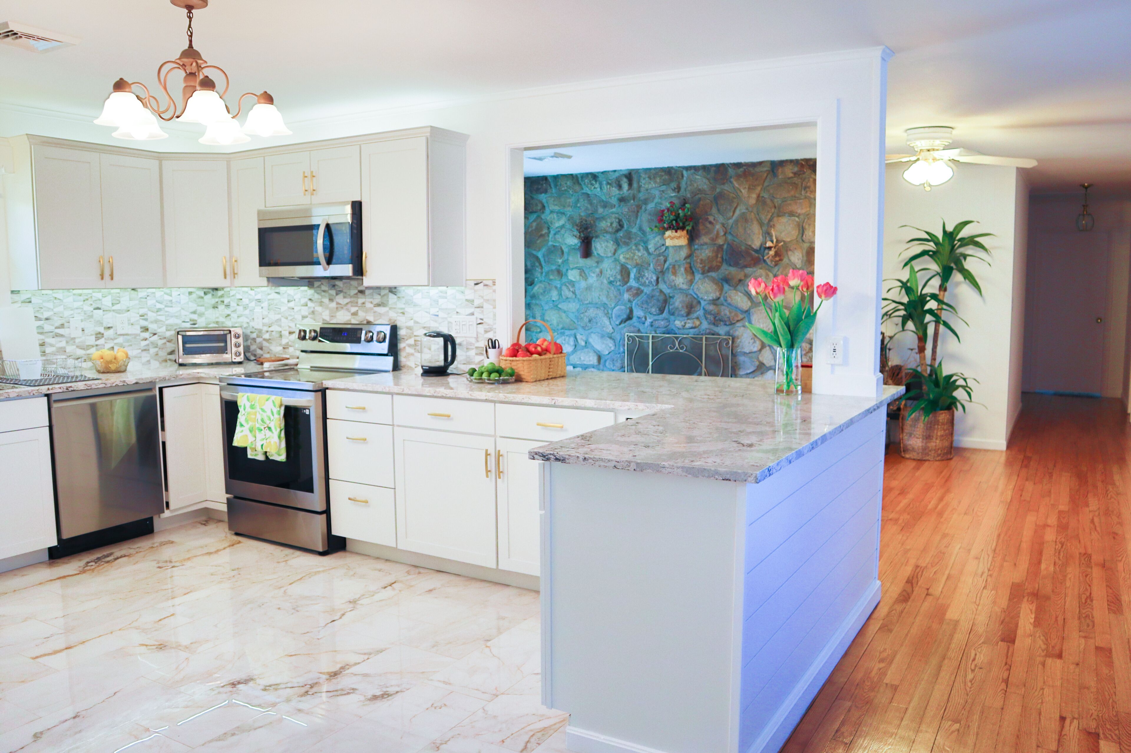 The Yuzu- stunning mountain retreat with hot tub!