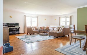 Smart TV, books - Yuzu-stunning mountain views family home with a hot tub and a camper, sleeps 15 (Gardiner)