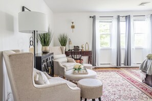 Interior - Yuzu-stunning mountain views family home with a hot tub and a camper, sleeps 15 (Gardiner)