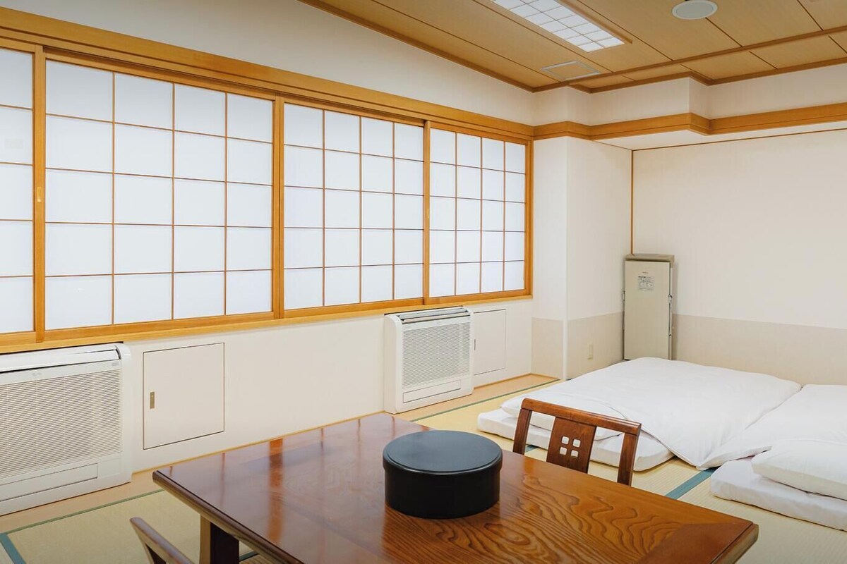 基础客房, 日式床 | 客房内保险箱、办公桌、笔记本电脑工作区、遮光窗帘