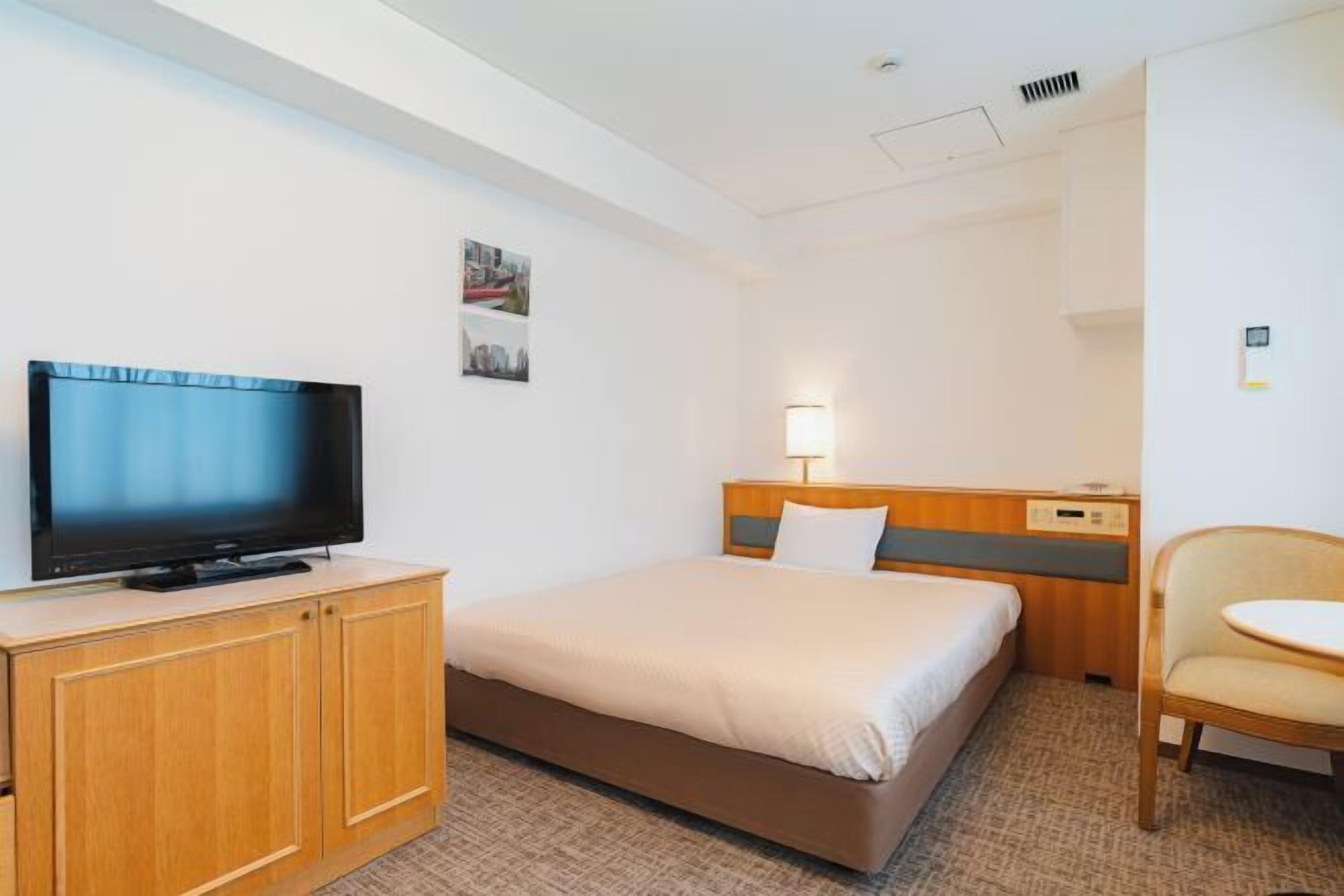 セーフティボックス (室内)、デスク、ノートパソコン用作業スペース、遮光カーテン