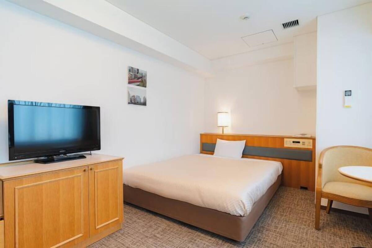 In-room safe, desk, laptop workspace, blackout drapes