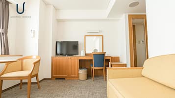 Habitación doble Deluxe | Caja de seguridad en la habitación y escritorio