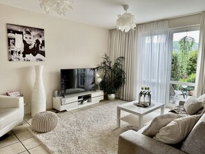 Een televisie en boeken