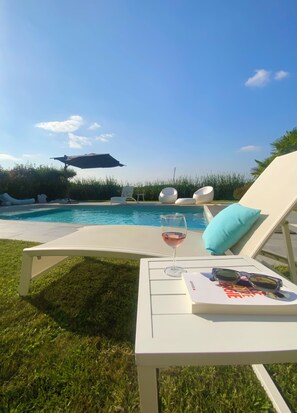 Outdoor pool, a heated pool - L'aparté D'eliette (Merville)