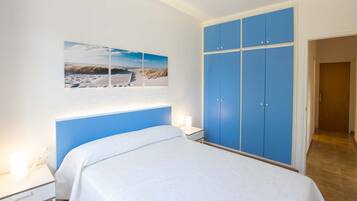 Apartamento, 3 habitaciones, terraza, planta baja | 2 dormitorios, tabla de planchar con plancha, wifi gratis