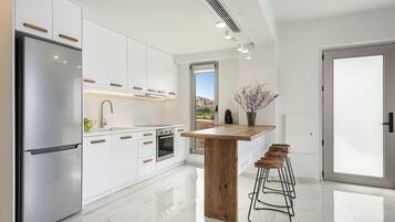 Geladeira, micro-ondas, fogão, cooktop