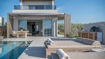 Alberca al aire libre y alberca climatizada