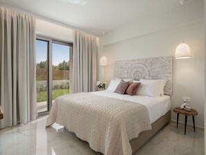 2 chambres, coffres-forts dans les chambres, fer et planche à repasser