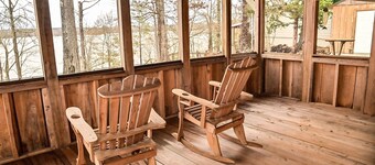 Cozy lakefront cabin with boat house & ramp on Toledo Bend Lake