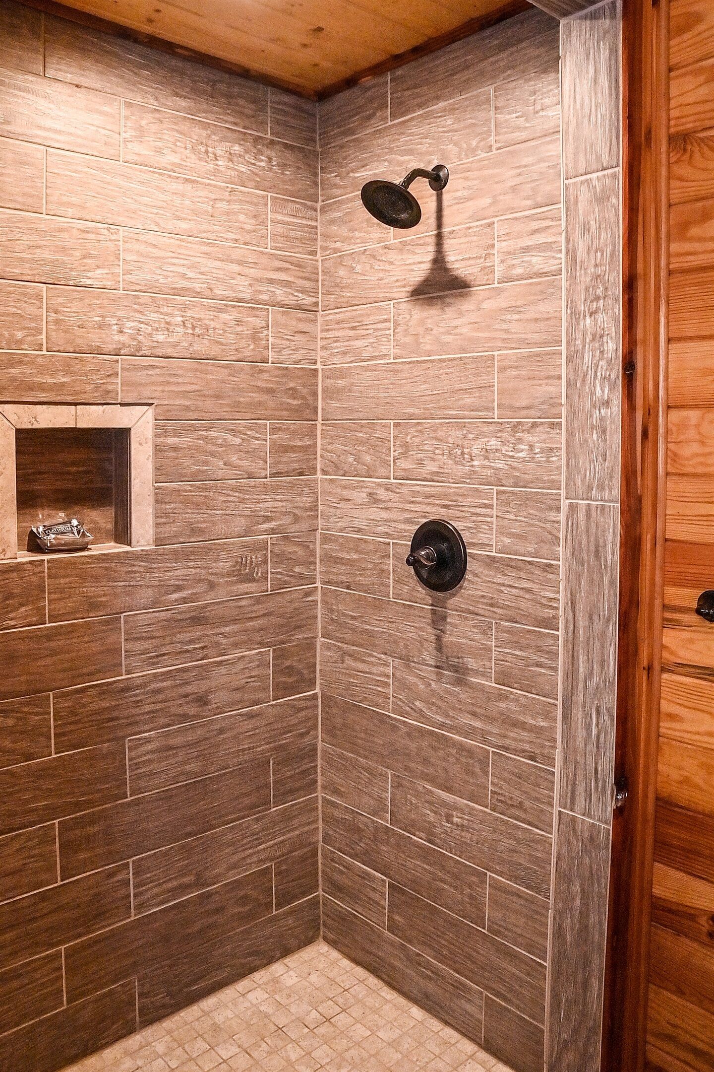 Combined shower/tub, towels
