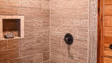 Combined shower/tub, towels