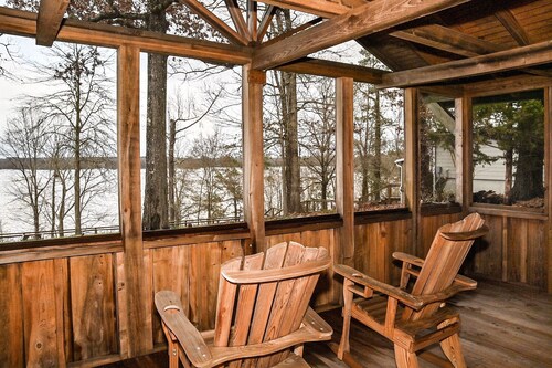 Cozy lakefront cabin with boat house & ramp on Toledo Bend Lake