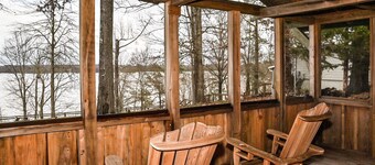 Cozy lakefront cabin with boat house & ramp on Toledo Bend Lake