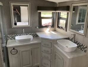 Douche, séchoir à cheveux, serviettes fournies, savon