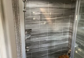 Regadera, secadora de cabello, toallas, jabón 