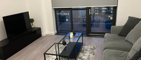 Apartment, 1 Queen Bed | Living area